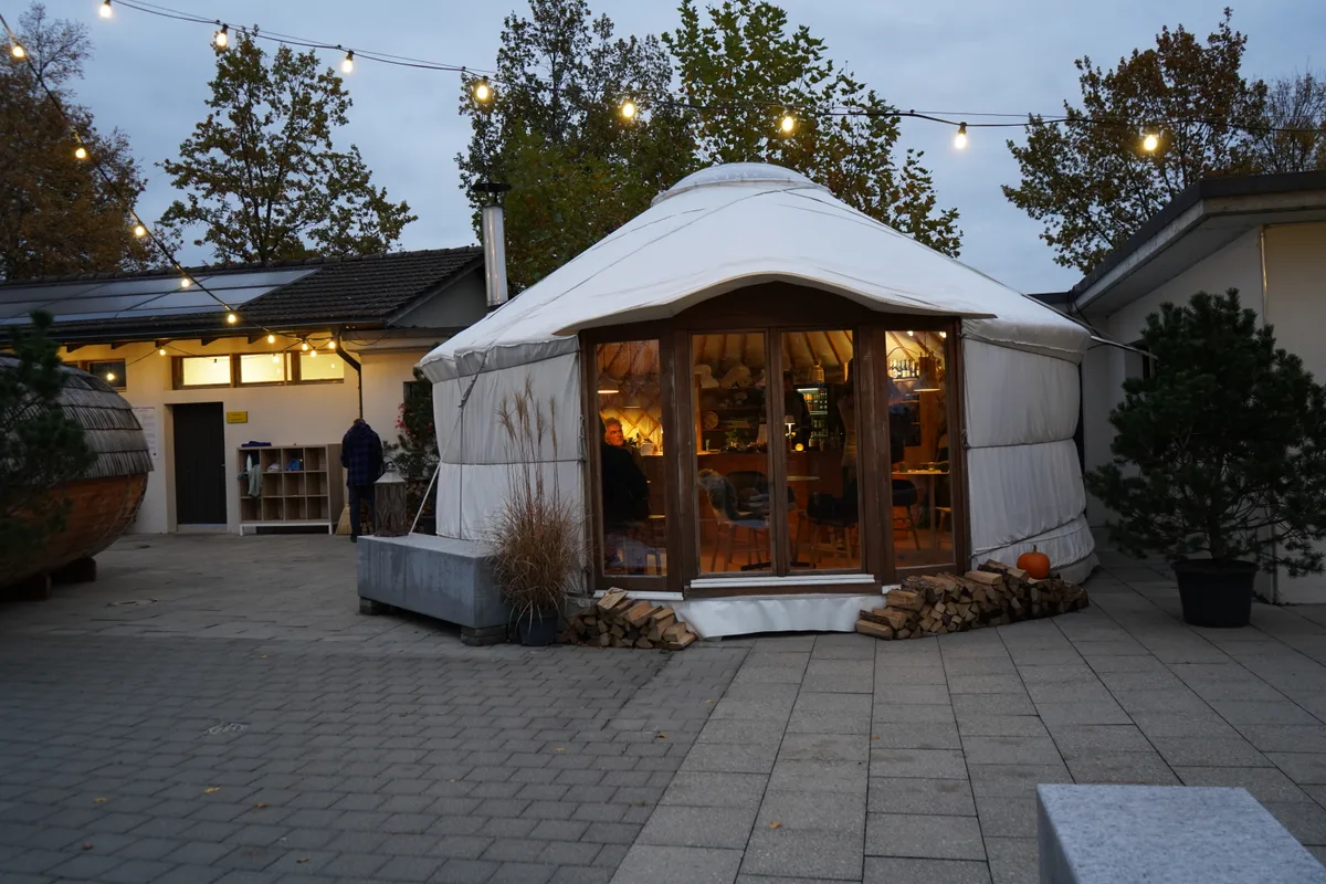 Eine Jurte, die drinnen als Reception funktioniert.